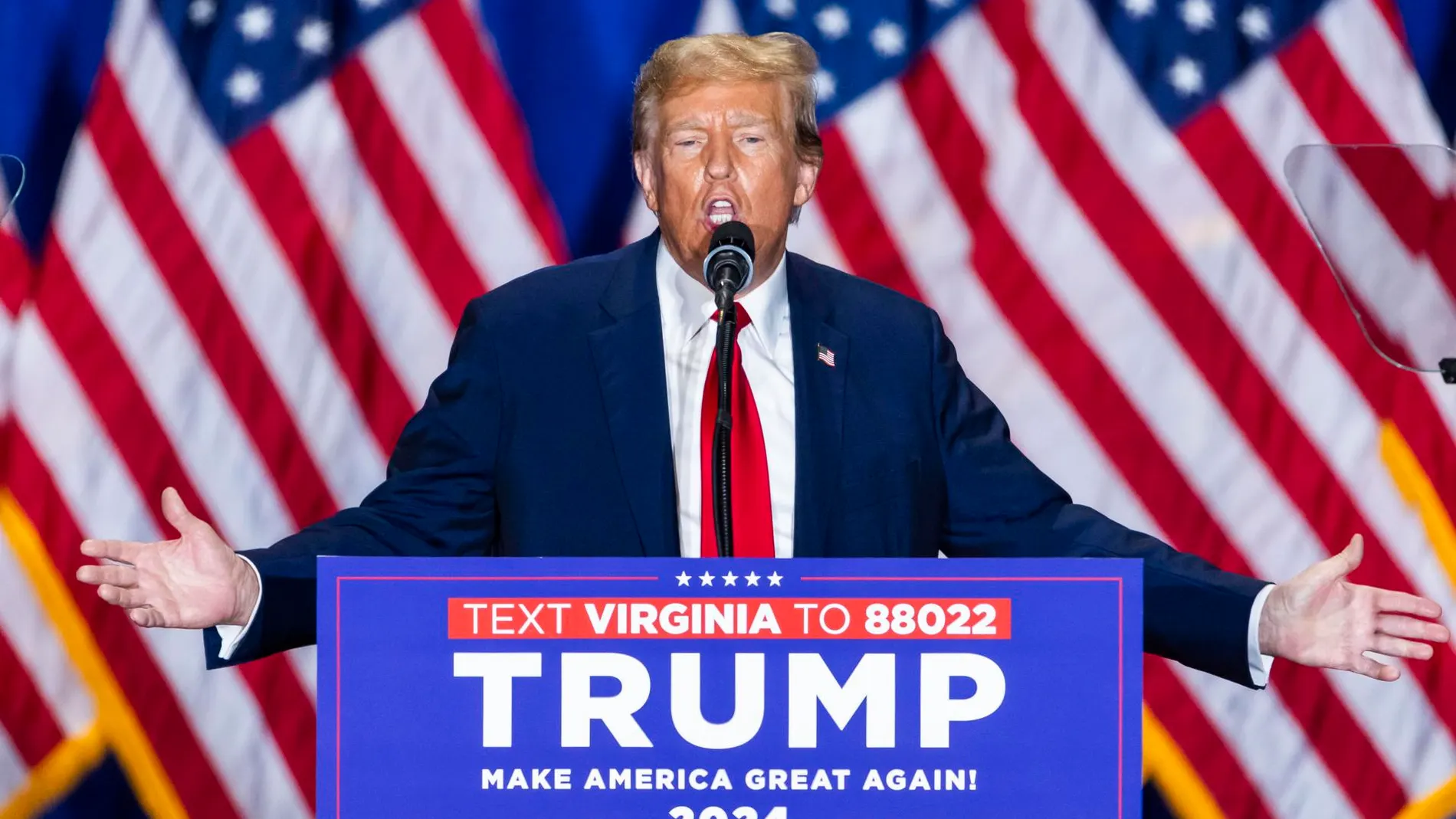 El expresidente estadounidense Donald Trump habla con sus partidarios durante un mitin de campaña del &#39;Super Martes&#39; en Richmond, Virginia