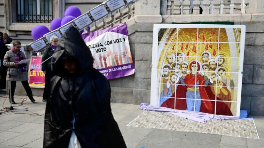 Concentraci&oacute;n de la Revuelta de Mujeres en la Iglesia para protestar contra la discriminaci&oacute;n y el silencio al que la Iglesia cat&oacute;lica las tiene "sometidas" por el hecho de ser mujeres, este domingo frente a la catedral de La Almudena en Madrid