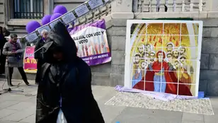 Concentración de la Revuelta de Mujeres en la Iglesia para protestar contra la discriminación y el silencio al que la Iglesia católica las tiene "sometidas" por el hecho de ser mujeres, este domingo frente a la catedral de La Almudena en Madrid