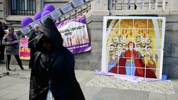 Concentración de la Revuelta de Mujeres en la Iglesia para protestar contra la discriminación y el silencio al que la Iglesia católica las tiene &quot;sometidas&quot; por el hecho de ser mujeres, este domingo frente a la catedral de La Almudena en Madrid