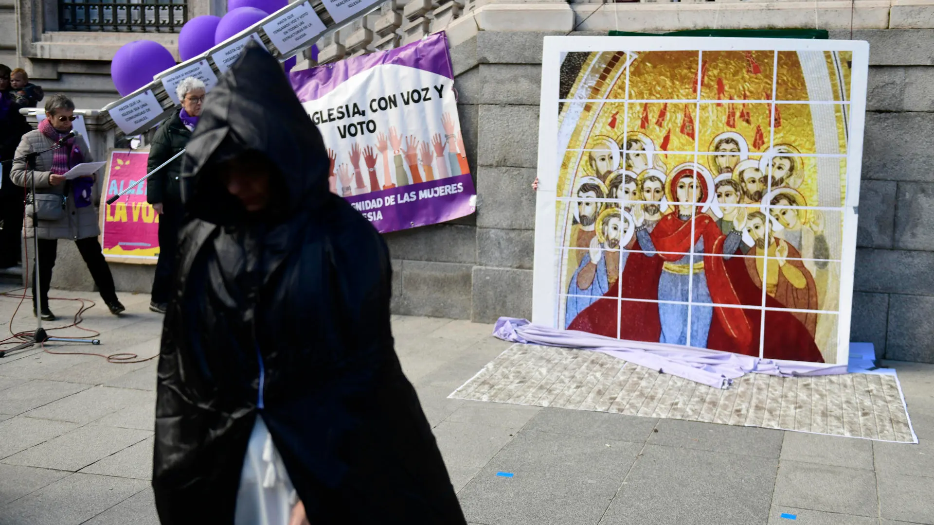 Concentración de la Revuelta de Mujeres en la Iglesia para protestar contra la discriminación y el silencio al que la Iglesia católica las tiene "sometidas" por el hecho de ser mujeres, este domingo frente a la catedral de La Almudena en Madrid Concentración de la Revuelta de Mujeres en la Iglesia para protestar contra la discriminación y el silencio al que la Iglesia católica las tiene "sometidas" por el hecho de ser mujeres, este domingo frente a la catedral de La Almudena en Madrid