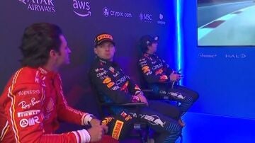 Max Verstappen y Carlos Sainz en el pre-podio