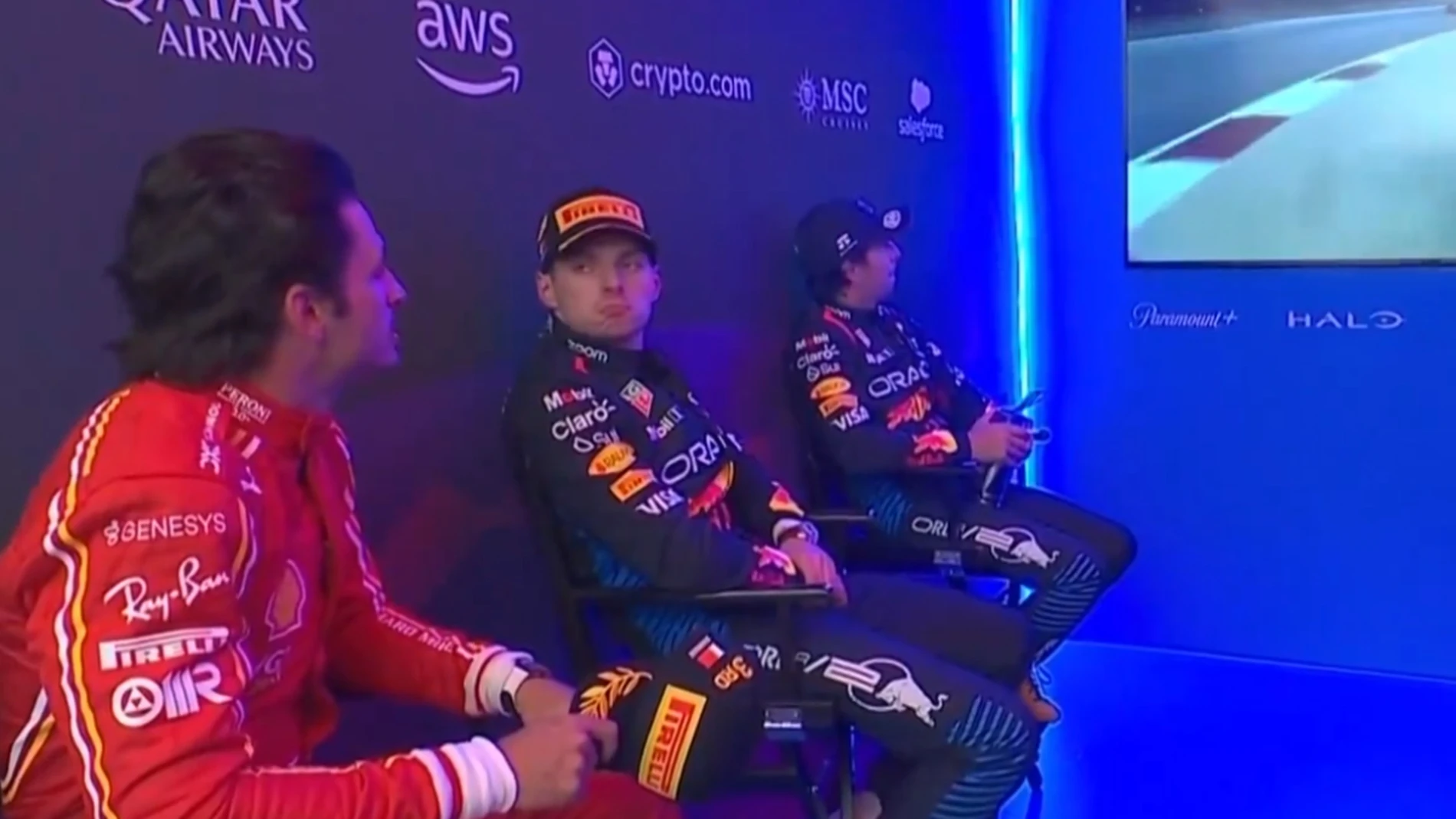 Max Verstappen y Carlos Sainz en el pre-podio