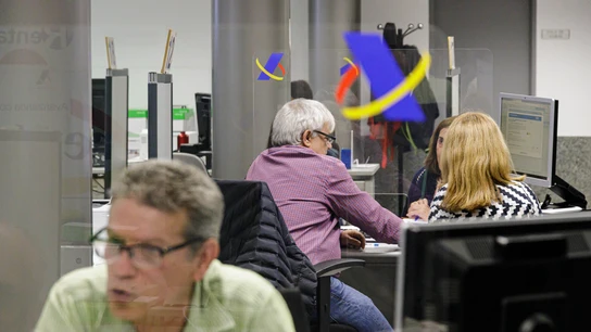 Varias personas son atendidas en la Agencia Tributaria para presentar la declaración de la renta correspondiente al ejercicio de 2022, en la Administración de Hacienda de Montalbán, a 1 de junio de 2023, en Madrid (España). Varias personas son atendidas en la Agencia Tributaria para presentar la declaración de la renta correspondiente al ejercicio de 2022, en la Administración de Hacienda de Montalbán, a 1 de junio de 2023, en Madrid (España).