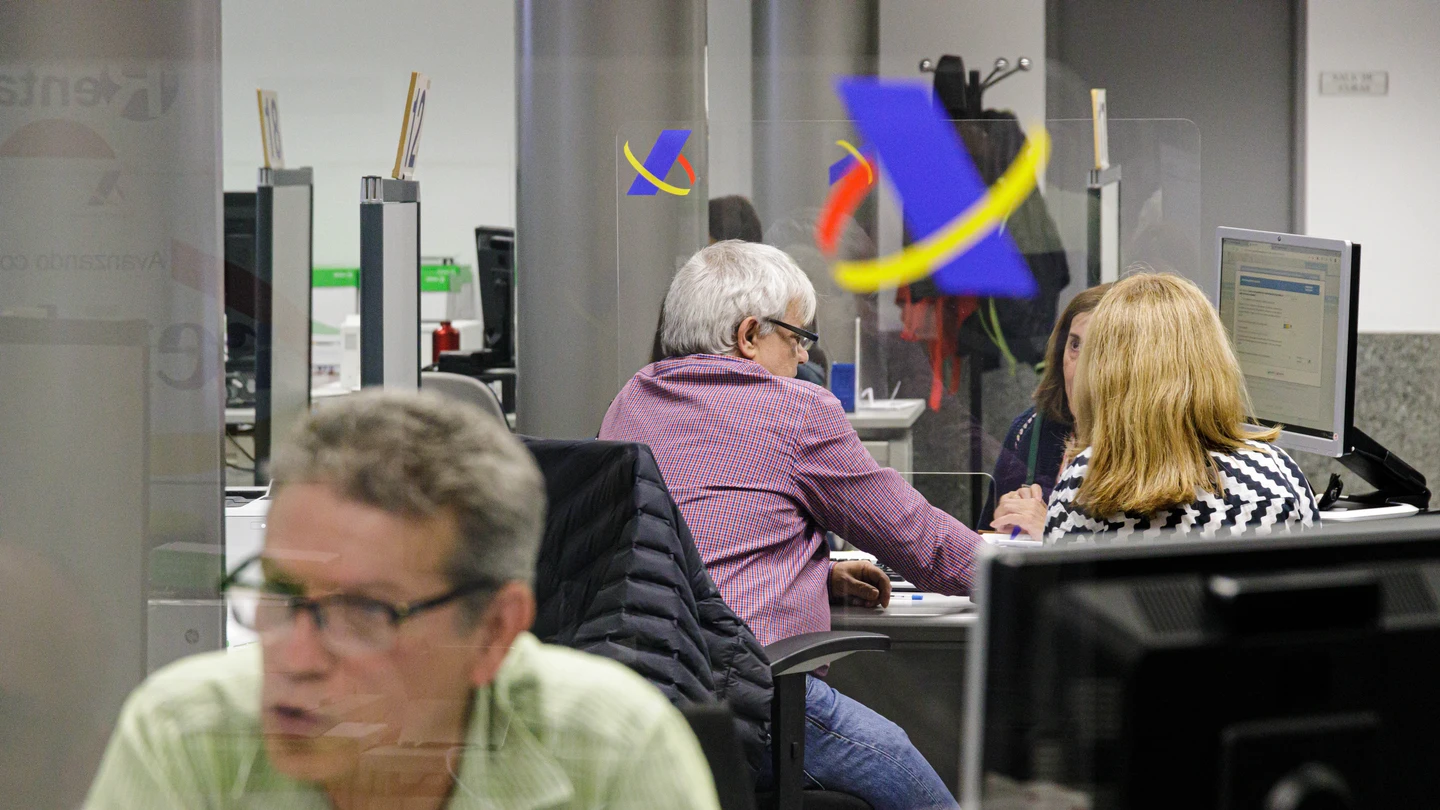 Varias personas son atendidas en la Agencia Tributaria para presentar la declaración de la renta correspondiente al ejercicio de 2022, en la Administración de Hacienda de Montalbán, a 1 de junio de 2023, en Madrid (España). Varias personas son atendidas en la Agencia Tributaria para presentar la declaración de la renta correspondiente al ejercicio de 2022, en la Administración de Hacienda de Montalbán, a 1 de junio de 2023, en Madrid (España).