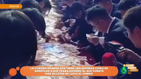 "El capitalismo chino cada día nos deja imágenes más impactantes", afirma Quique Peinado en este vídeo al ver cómo una empresa ha bonificado a su trabajadores con un desafío en el que tienen que contar billetes en un periodo limitado de tiempo.
