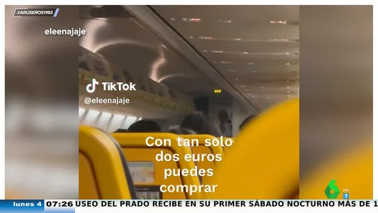 Un azafato se hace viral por su peculiar forma de vender lotería en pleno vuelo echando por tierra a la aerolínea con la que trabaja Un azafato se hace viral por su peculiar forma de vender lotería en pleno vuelo echando por tierra a la aerolínea con la que trabaja
