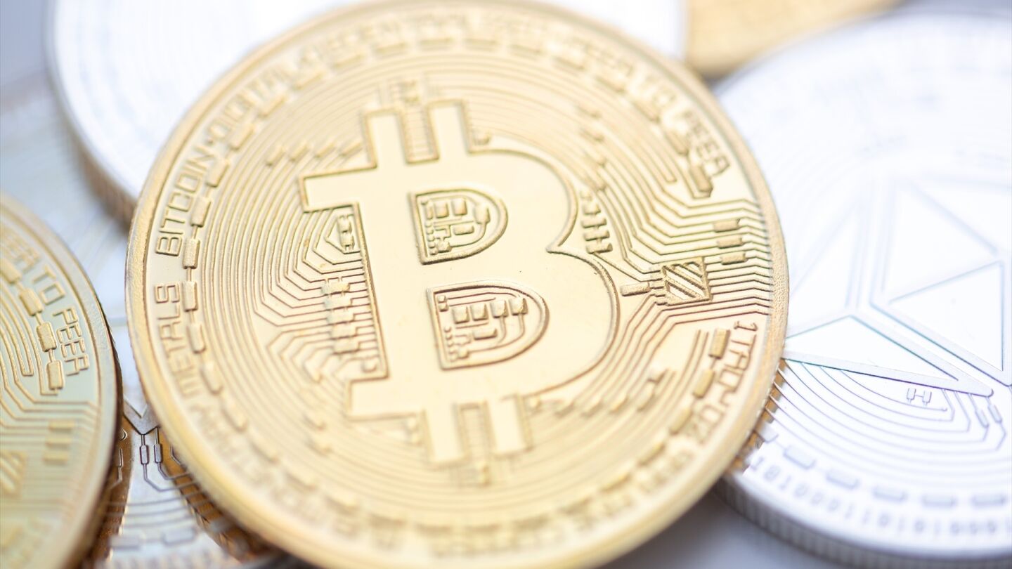 El bitcoin marca un nuevo r&eacute;cord al superar por primera vez los 69.000 d&oacute;lares.