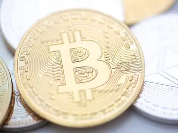 El bitcoin marca un nuevo récord al superar por primera vez los 69.000 dólares.