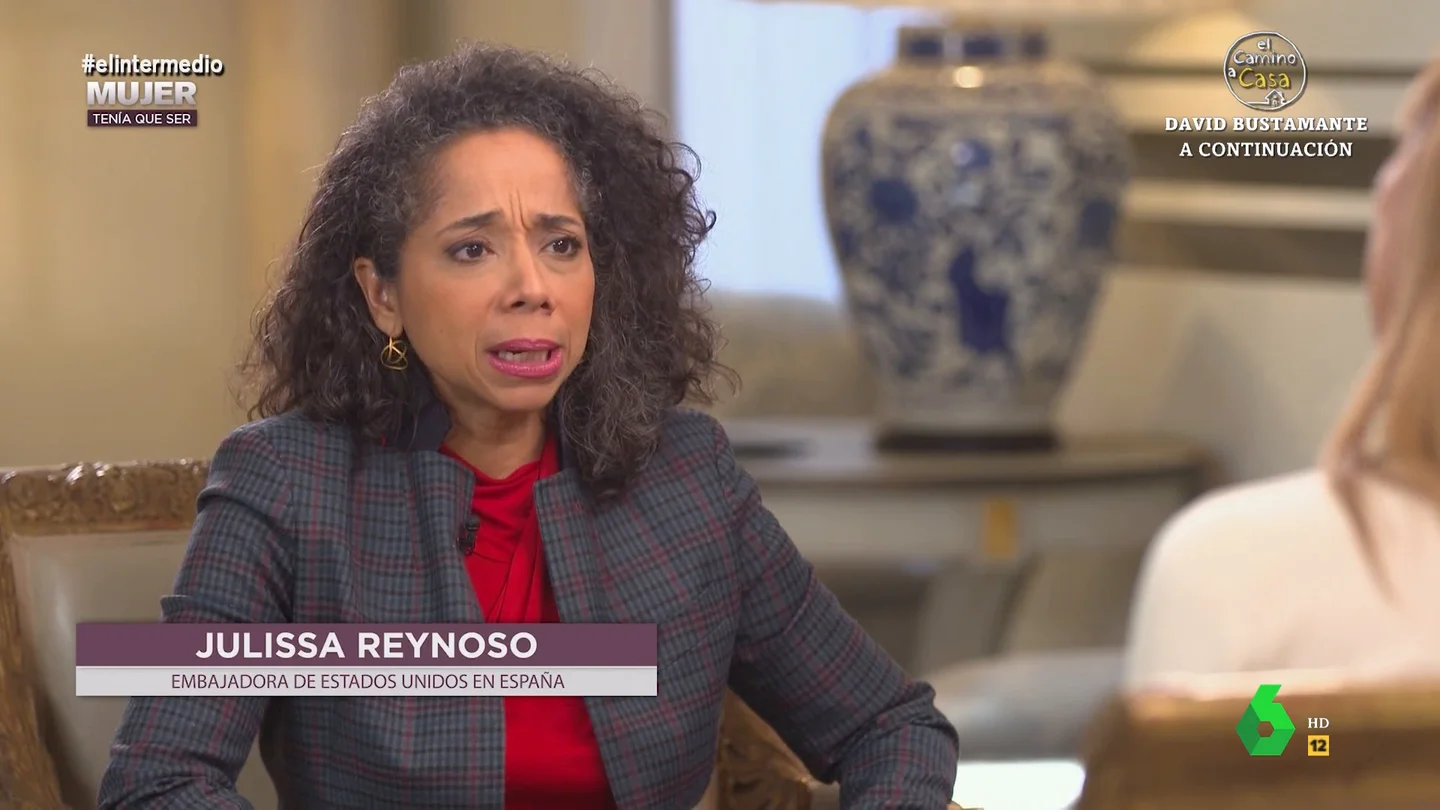 La embajadora de EEUU analiza la prohibición del aborto en su país "Es una de las pocas veces en la historia de los EEUU en que le damos un derecho a unos individuos y se lo quitamos", afirma Julissa Reynosso, embajadora de EEUU en España y experta en políticas de igualdad, en esta entrevista con Sandra Sabatés.