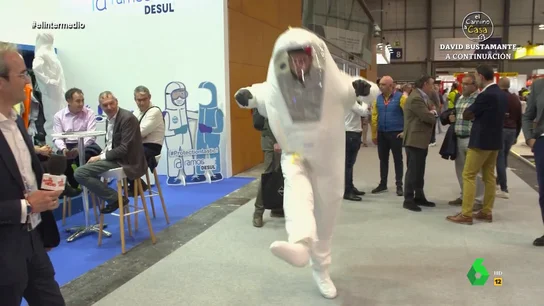 De flexiones a la patada de David Bisbal: Isma Juárez pone a prueba un traje de protección nuclear De flexiones a la patada de David Bisbal: Isma Juárez pone a prueba un traje de protección nuclear