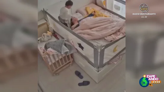 Un niño deja 'KO' a su padre mediante un movimiento propio de la lucha libre Un niño deja 'KO' a su padre mediante un movimiento propio de la lucha libre