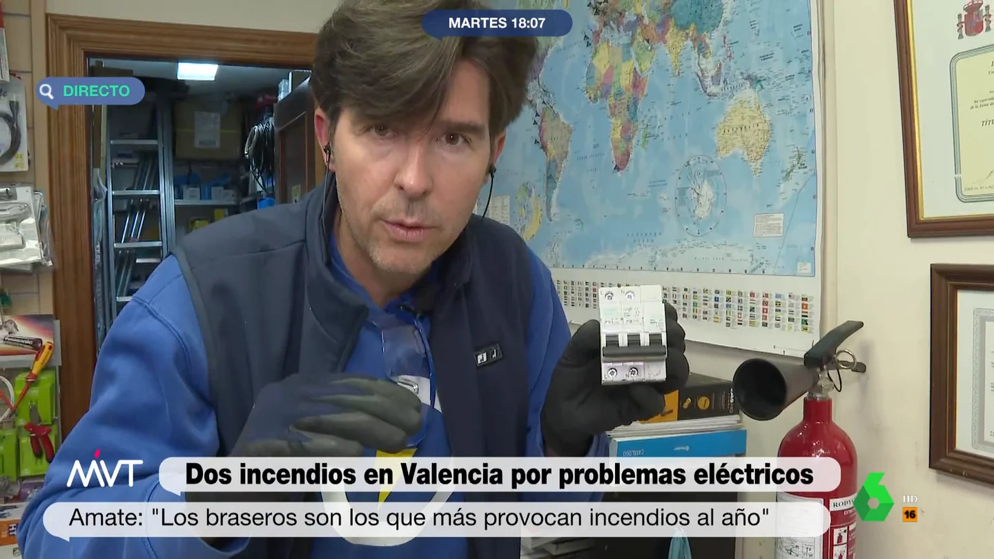 El consejo de Manuel Amate para evitar incendios por problemas eléctricos "Te vas de viaje, cortas el agua y el gas, ¿por qué no cortas la luz?", comenta el experto en Energía y CEO de DOmoelectra en este vídeo de Más Vale Tarde, donde asegura que hay que "quitarse el miedo" a cortar la luz con el cuadro eléctrico.