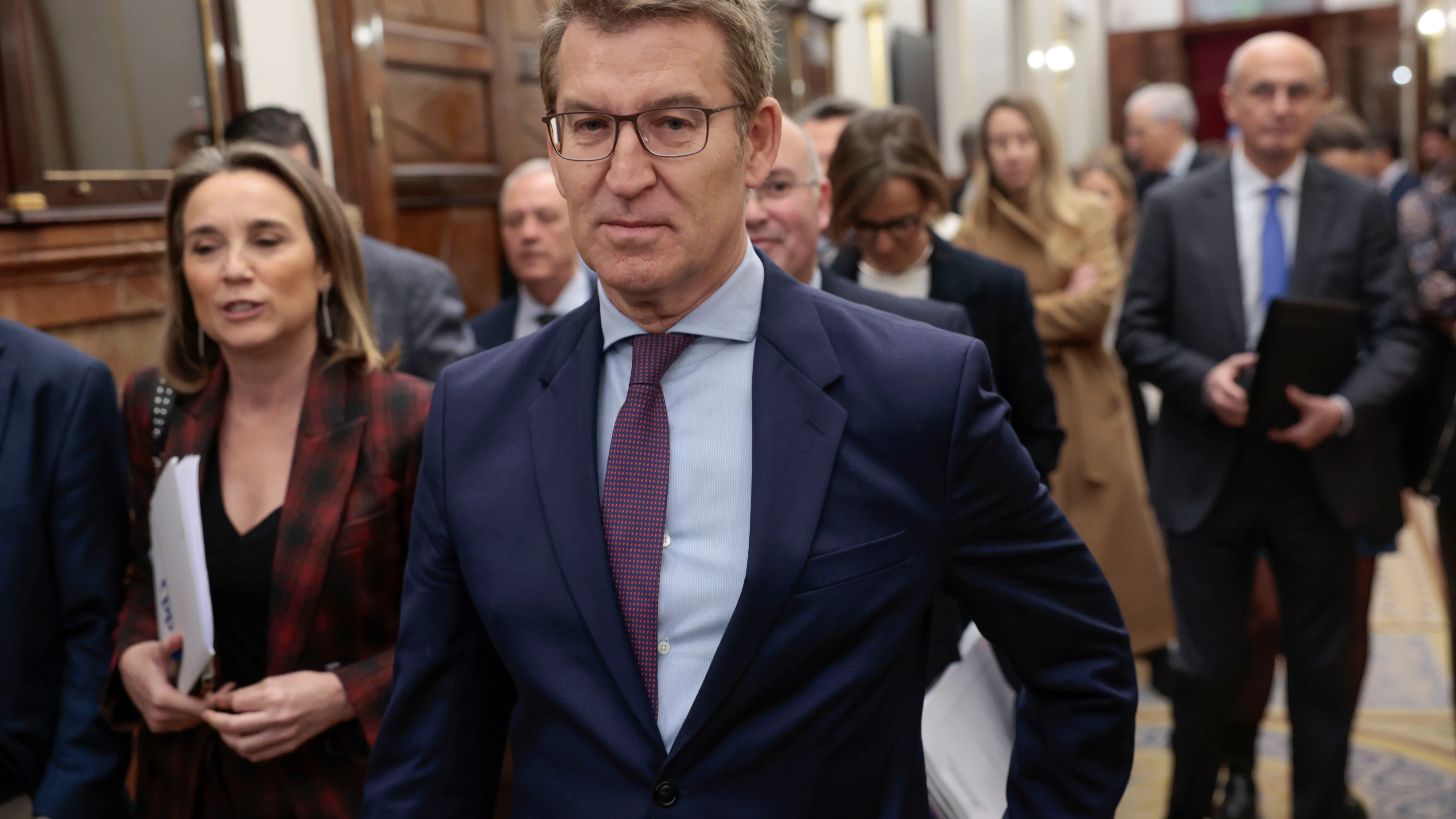 El líder popular, Alberto Núñez Feijóo, abandona el hemiciclo tras el pleno en el Congreso de los Diputados