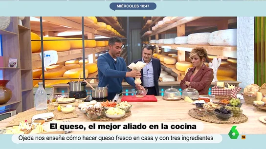 La sencilla receta de Pablo Ojeda para hacer queso fresco en casa y con solo tres ingredientes Pablo Ojeda desvela secretos sobre el queso y nos enseña una sencilla receta para hacer queso fresco casero, así como algunos ingredientes que ayudan a darle 'otro aire'. El proceso, y la 'degustación' de Iñaki López y Cristina Pardo, en este vídeo.