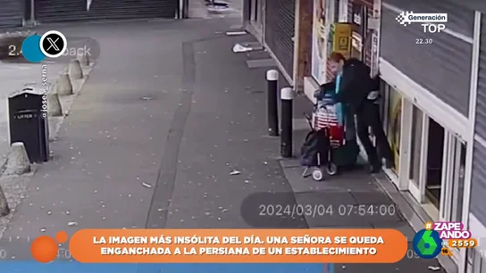 El inesperado percance de una señora cuando se levanta la persiana de un supermercado El inesperado percance de una señora cuando se levanta la persiana de un supermercado