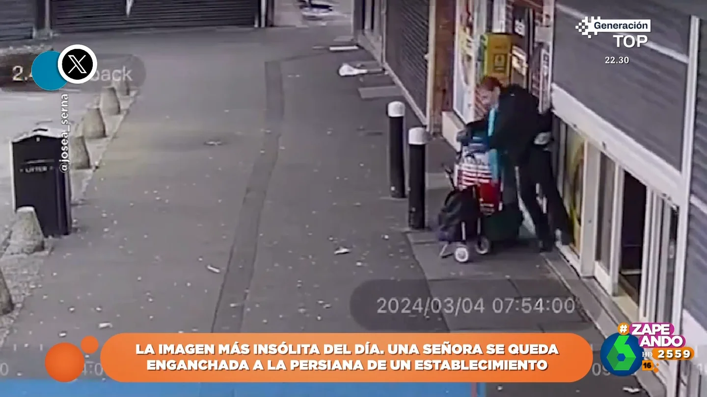 El inesperado percance de una señora cuando se levanta la persiana de un supermercado El inesperado percance de una señora cuando se levanta la persiana de un supermercado