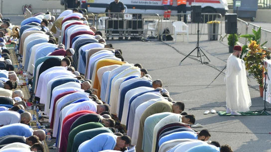 Decenas de musulmanes participan en el rezo el día de la Fiesta del Cordero, ‘el Eid al Adha’, a 29 de junio de 2023, en Ceuta (España). Decenas de musulmanes participan en el rezo el día de la Fiesta del Cordero, ‘el Eid al Adha’, a 29 de junio de 2023, en Ceuta (España).