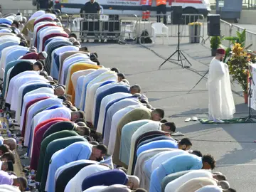 Decenas de musulmanes participan en el rezo el día de la Fiesta del Cordero, ‘el Eid al Adha’, a 29 de junio de 2023, en Ceuta (España).