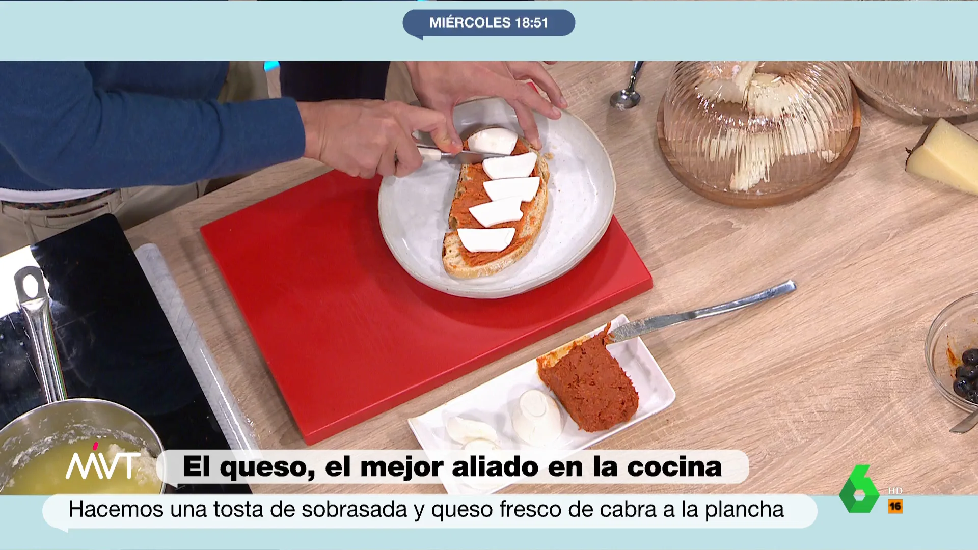 En su sección de Más Vale Tarde, Pablo Ojeda despeja todas las dudas sobre el queso. En este vídeo, explica cuál es el más sano y porqué y lo añade a una tosta con una sobrasada a la que, afirma, "no hay que tenerle miedo".