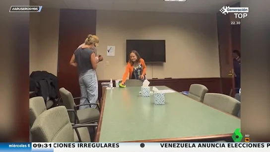 El emotivo momento en el que una pareja ve por primera vez a su hijo adoptado: así reacciona al abrazar al bebé El emotivo momento en el que una pareja ve por primera vez a su hijo adoptado: así reacciona al abrazar al bebé