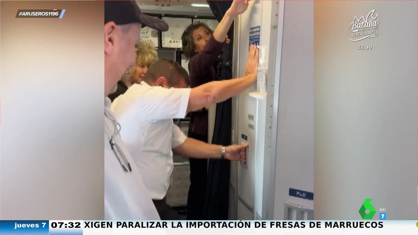Un hombre se queda encerrado en el baño de un avión en pleno vuelo: así intenta sacarle toda la tripulación Un hombre se queda encerrado en el baño de un avión en pleno vuelo: así intenta sacarle toda la tripulación