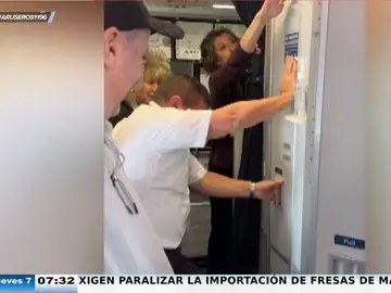 Un hombre se queda encerrado en el baño de un avión en pleno vuelo: así intenta sacarle toda la tripulación