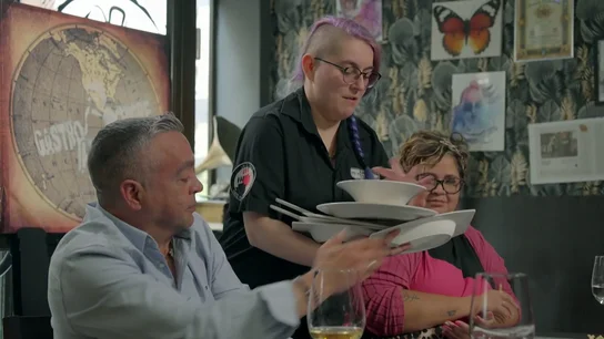 La reprimenda de Alberto Chicote a la patosa camarera de El Gastrochigre: "Es mejor ir y venir que joder y repetir" La reprimenda de Alberto Chicote a la patosa camarera de El Gastrochigre: "Es mejor ir y venir que joder y repetir"