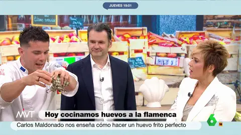 El chef con estrella Michelin, Carlos Maldonado, cocina junto a Pablo Ojeda huevos a la flamenca y desvela cómo se hace lo que para él es el huevo perfecto. En este vídeo, explica cuánto aceite hay que poner y a qué temperatura tiene que estar.