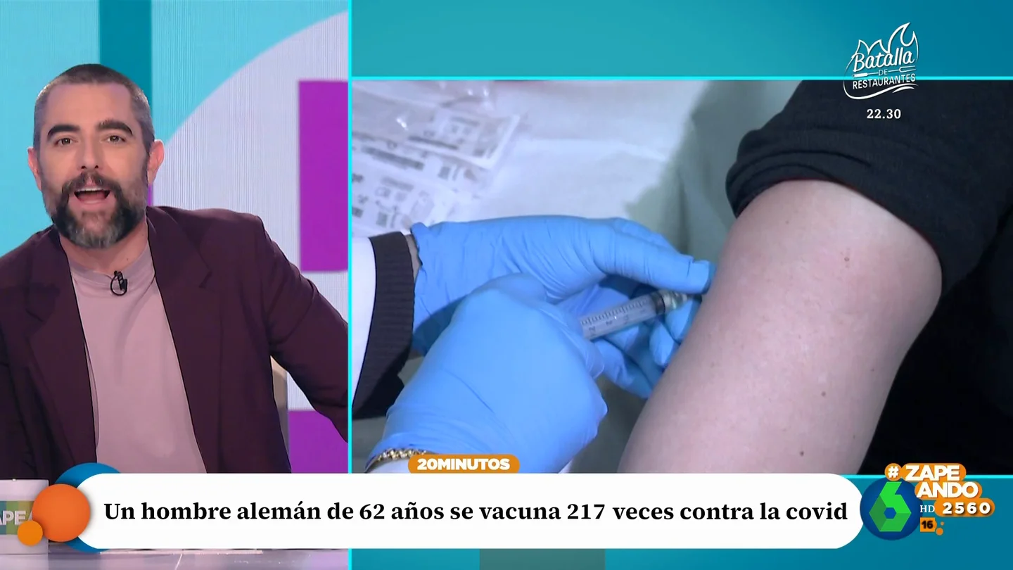 Dani Mateo ironiza sobre el alemán que se ha puesto 217 veces la vacuna de la covid: "Lo peor son los 217 chips" En Alemania, un hombre de 62 años se ha puesto la vacuna de la covid 217 veces en dos años, un 'hito' que Dani Mateo comenta en este vídeo de Zapeando: "No ha tenido ningún efecto secundario porque él ya era así de antes".
