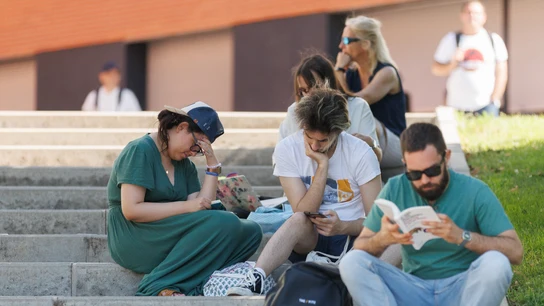 Varios estudiantes repasan antes de que comience un examen de la convocatoria extraordinaria de la Evaluación para el Acceso a la Universidad (EvAU). Varios estudiantes repasan antes de que comience un examen de la convocatoria extraordinaria de la Evaluación para el Acceso a la Universidad (EvAU).