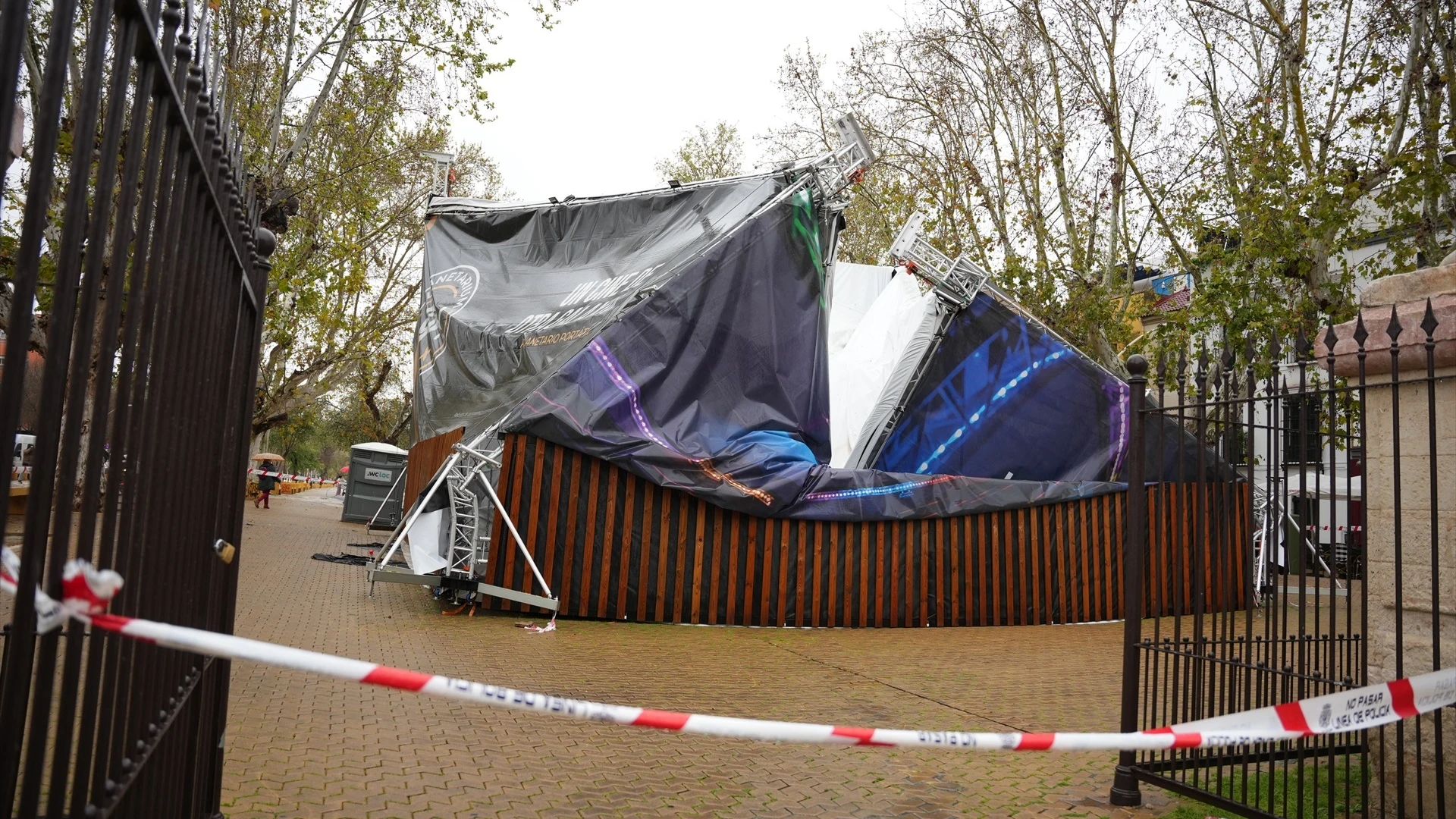 Imágenes de la carpa desplomada en la Alameda de Hércules, Sevilla.