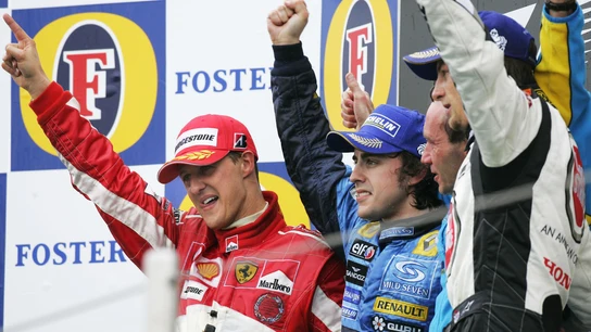 Michael Schumacher, Fernando Alonso, Bob Bell y Jenson Button en el podio de Imola 2005 Michael Schumacher, Fernando Alonso, Bob Bell y Jenson Button en el podio de Imola 2005
