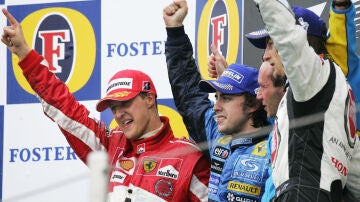 Michael Schumacher, Fernando Alonso, Bob Bell y Jenson Button en el podio de Imola 2005