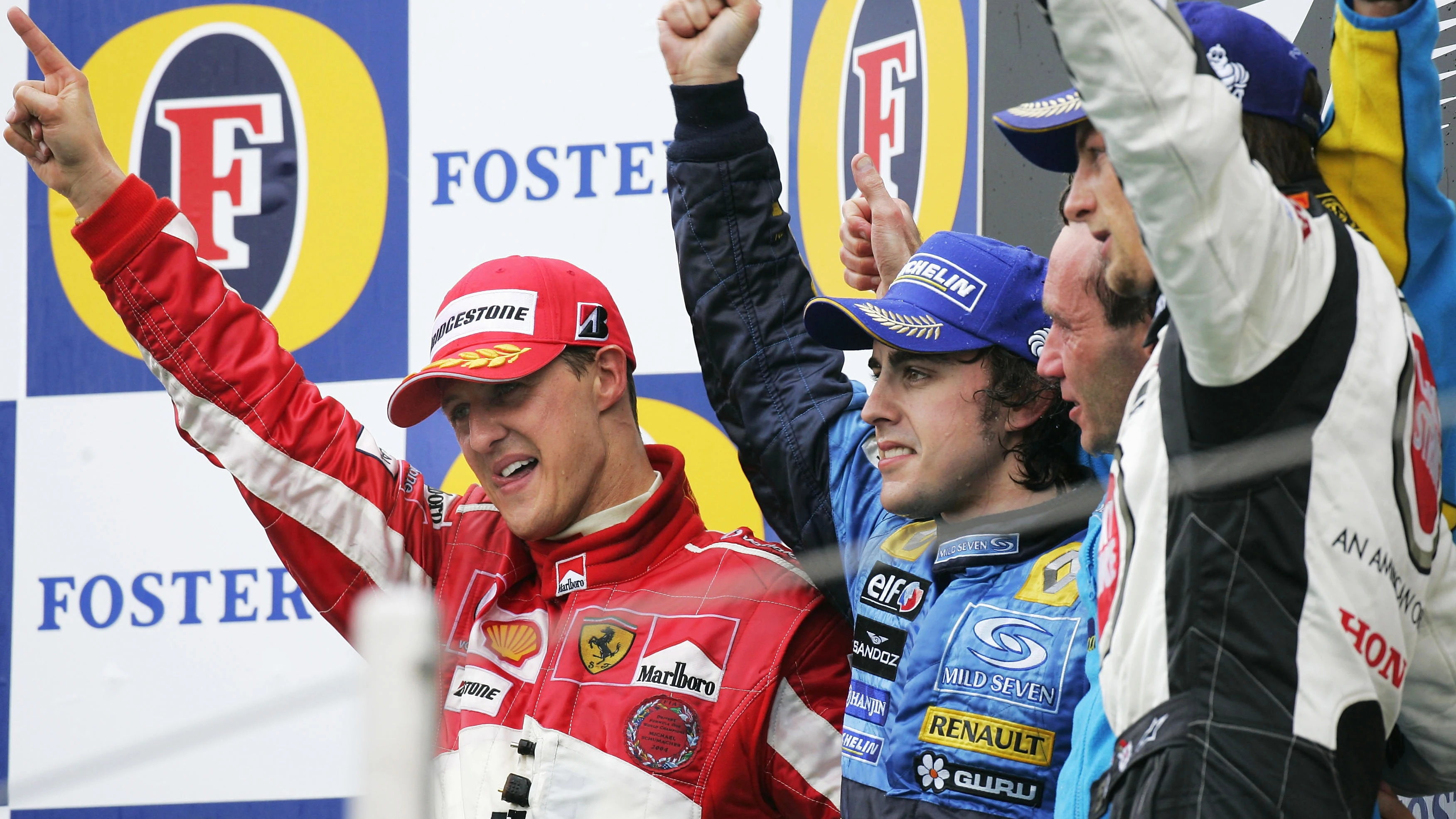 Michael Schumacher, Fernando Alonso, Bob Bell y Jenson Button en el podio de Imola 2005