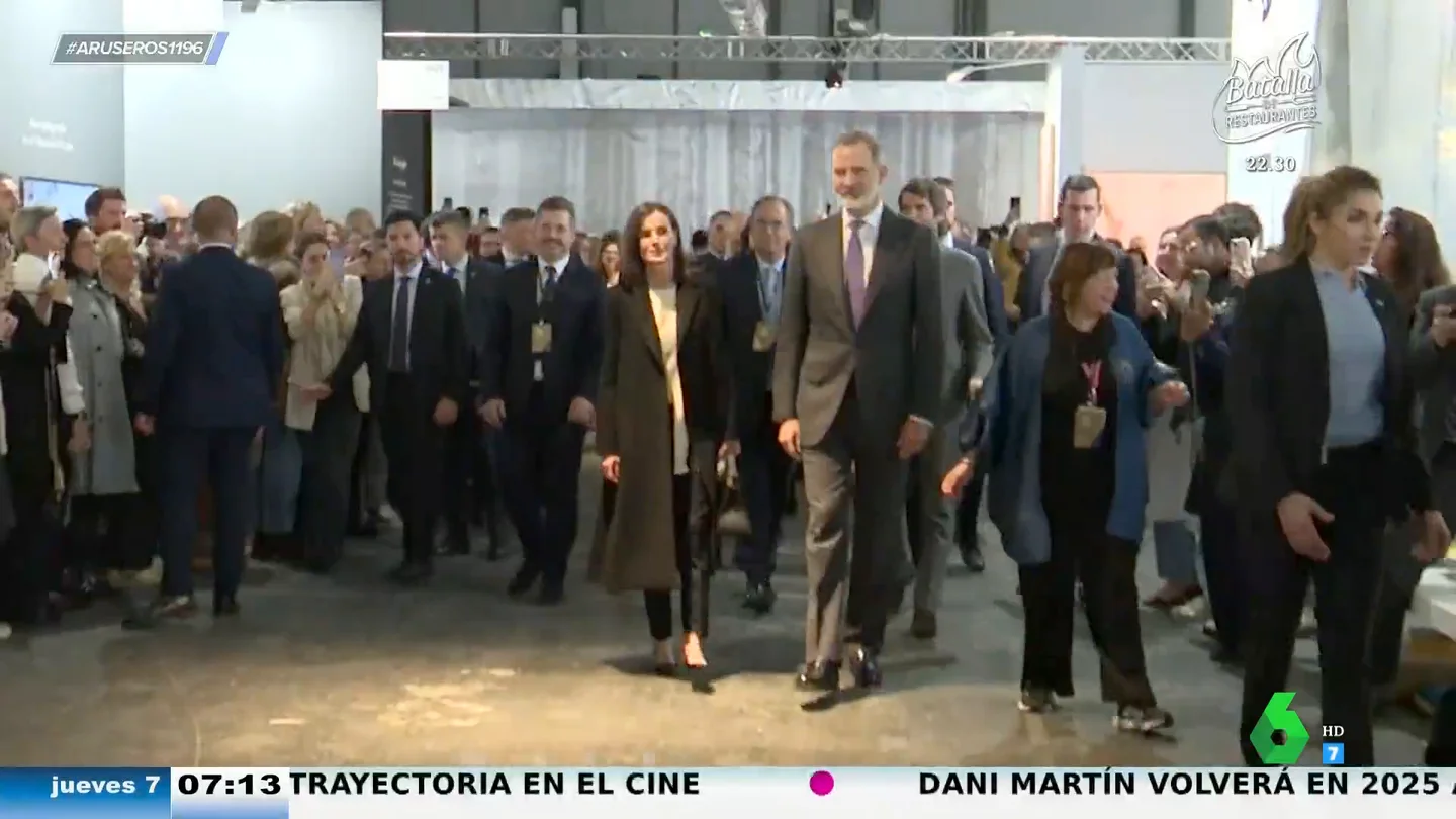 La reina Letizia sorprende con su sencillo pero elegante look en ARCOmadrid: de su blusa asimétrica a los zapatos destalonados La reina Letizia sorprende con su sencillo pero elegante look en ARCOmadrid: de su blusa asimétrica a los zapatos destalonados
