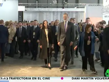 La reina Letizia sorprende con su sencillo pero elegante look en ARCOmadrid: de su blusa asimétrica a los zapatos destalonados