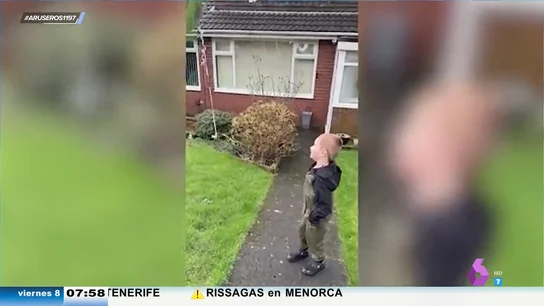 El tremendo sofocón de un niño cuando ve que su chupete se escapa para siempre atado a un globo El tremendo sofocón de un niño cuando ve que su chupete se escapa para siempre atado a un globo