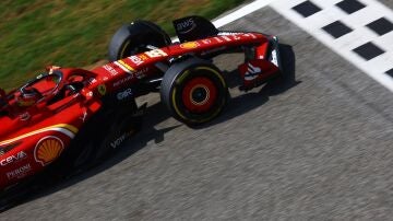 Carlos Sainz, subido al Ferrari