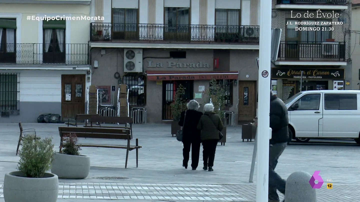 Imagen de dos mujeres mayores paseando Imagen de dos mujeres mayores paseando