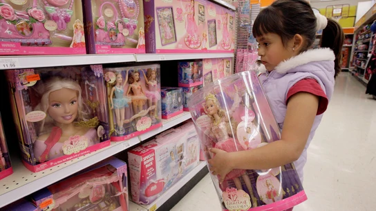 Una niña, eligiendo un juguete en un lineal de muñecas de color rosa en una tienda de Monrovia (California, EE.UU.) en 2007 Una niña, eligiendo un juguete en un lineal de muñecas de color rosa en una tienda de Monrovia (California, EE.UU.) en 2007