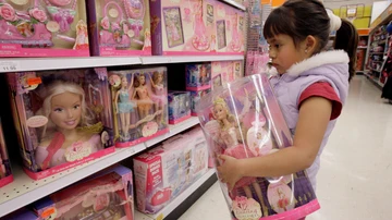 Una niña, eligiendo un juguete en un lineal de muñecas de color rosa en una tienda de Monrovia (California, EE.UU.) en 2007