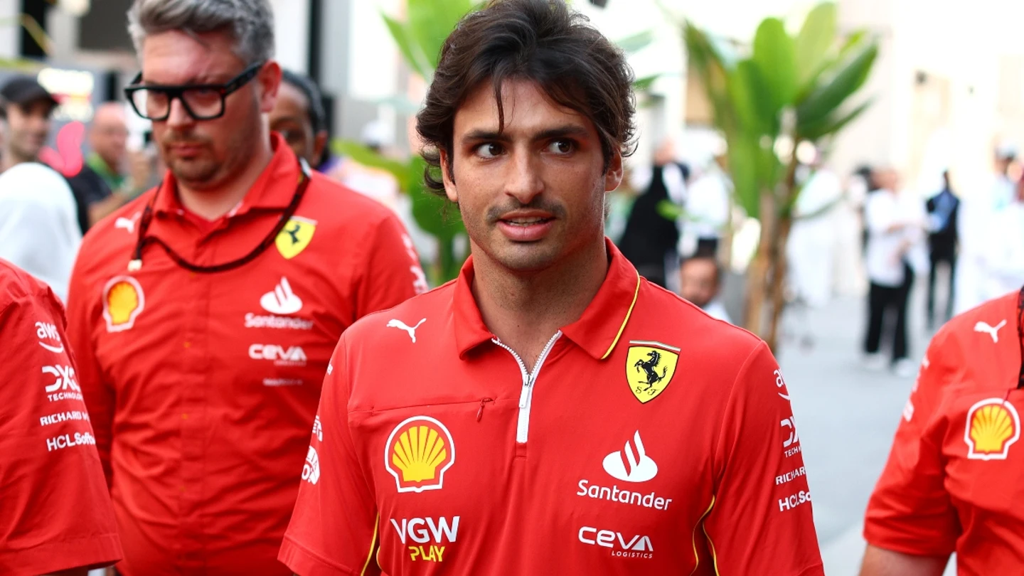 Carlos Sainz, en Jeddah tras su operación Carlos Sainz, en Jeddah tras su operación