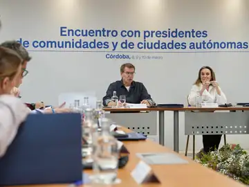 El presidente del PP, Alberto Núñez Feijóo, y la secretaria general del partido, Cuca Gamarra, participan este sábado en un encuentro con presidentes de comunidades y de ciudades autonómicas, en Córdoba