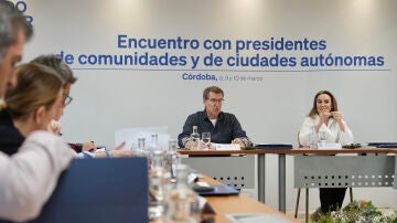 El presidente del PP, Alberto Núñez Feijóo, y la secretaria general del partido, Cuca Gamarra, participan este sábado en un encuentro con presidentes de comunidades y de ciudades autonómicas, en Córdoba