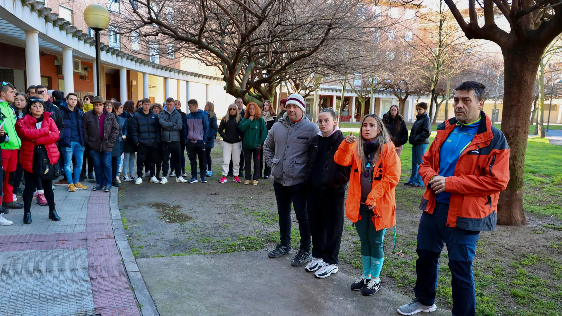La portavoz de la familia, Noelia Pascual, da indicaciones a los más de dos centenares de voluntarios que han continuado este sábado la búsqueda del joven Javier Márquez, desaparecido en Logroño en la madrugada del pasado 3 de marzo