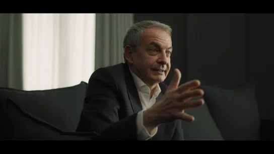 Zapatero desvela el día en el que Juan Carlos I "dio un puñetazo" en la espalda a Chávez: "Yo también sé dar golpes" Zapatero desvela el día en el que Juan Carlos I "dio un puñetazo" en la espalda a Chávez: "Yo también sé dar golpes"