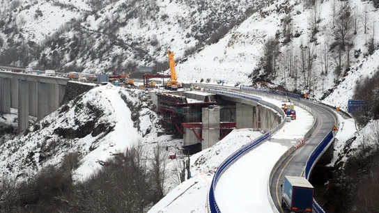 Vista general de una carretera a su paso por Piedrafita del Cebreiro, durante un temporal de nieve, tras el cual hubo pequeñas retenciones de camiones en Piedrafita. Vista general de una carretera a su paso por Piedrafita del Cebreiro, durante un temporal de nieve, tras el cual hubo pequeñas retenciones de camiones en Piedrafita.