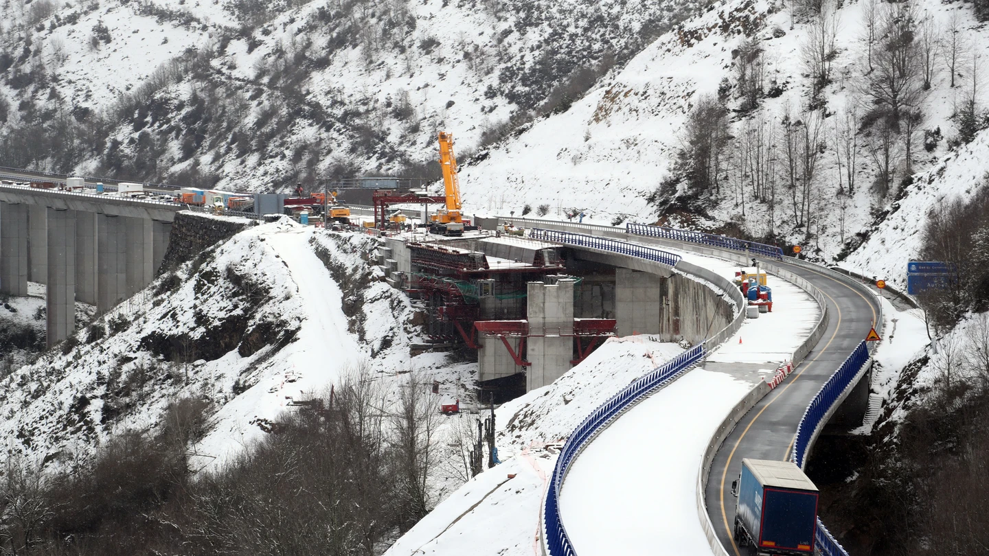Vista general de una carretera a su paso por Piedrafita del Cebreiro, durante un temporal de nieve, tras el cual hubo pequeñas retenciones de camiones en Piedrafita. Vista general de una carretera a su paso por Piedrafita del Cebreiro, durante un temporal de nieve, tras el cual hubo pequeñas retenciones de camiones en Piedrafita.