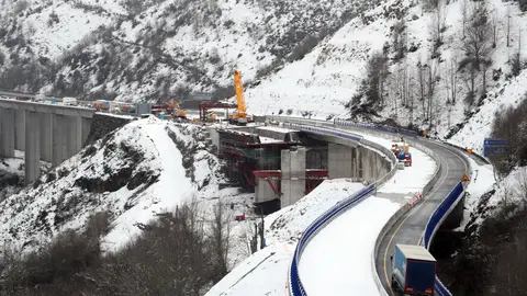 Vista general de una carretera a su paso por Piedrafita del Cebreiro, durante un temporal de nieve, tras el cual hubo pequeñas retenciones de camiones en Piedrafita. 